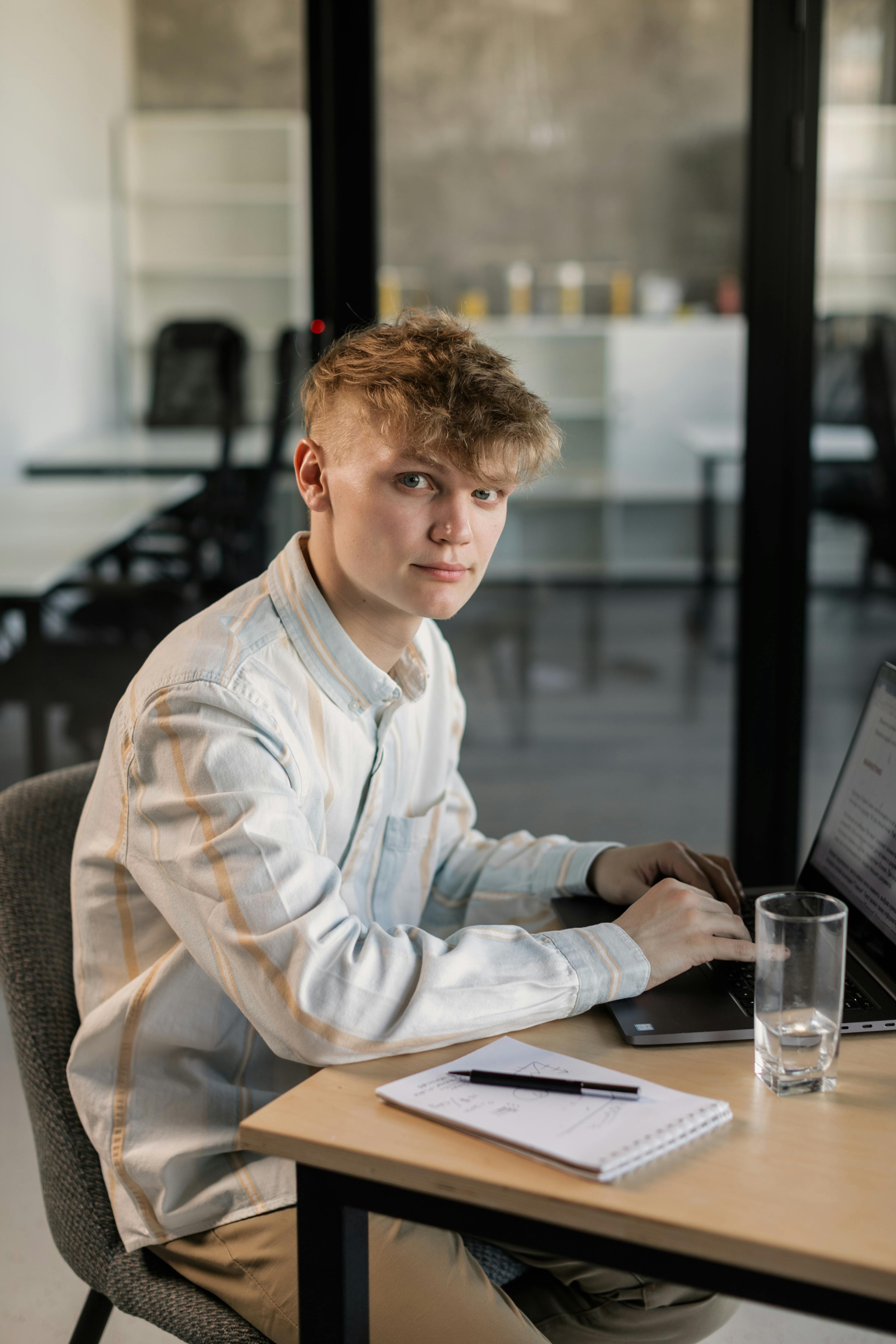 Profesjonell person ved laptop